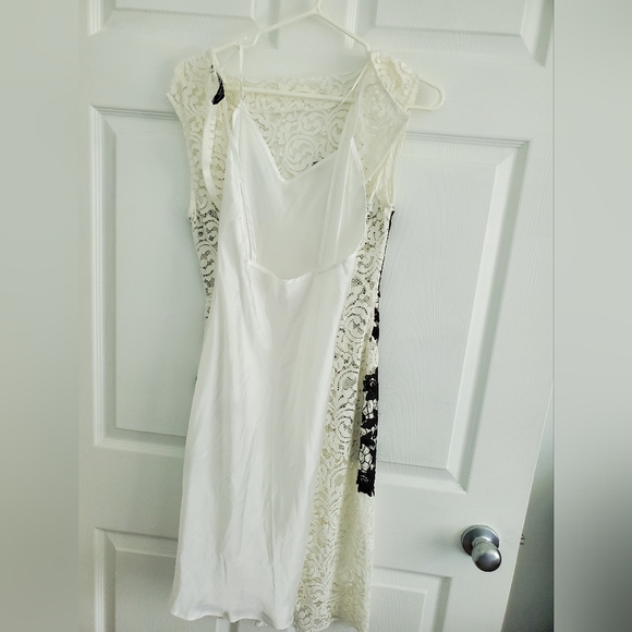 Lace dress - Picture 3 of 3